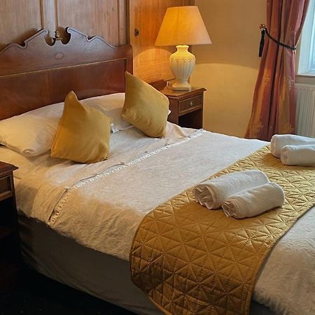 Crown Hotel Даунем-Маркет Экстерьер фото