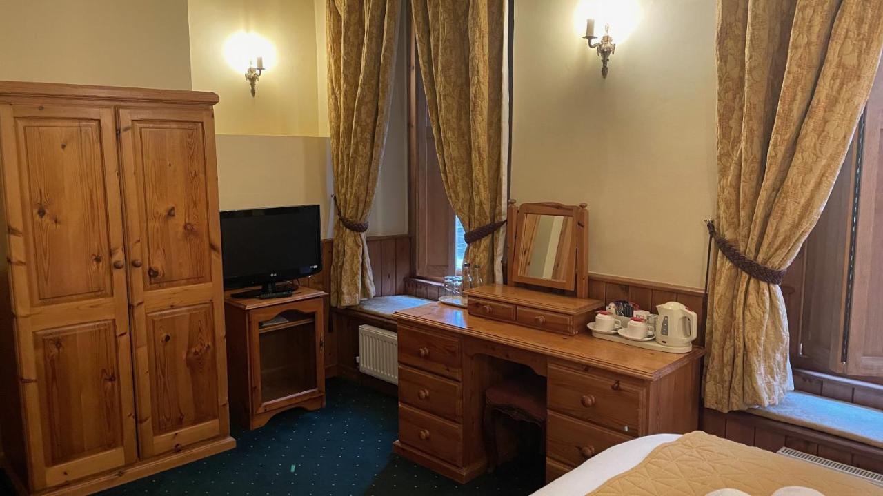 Crown Hotel Даунем-Маркет Экстерьер фото