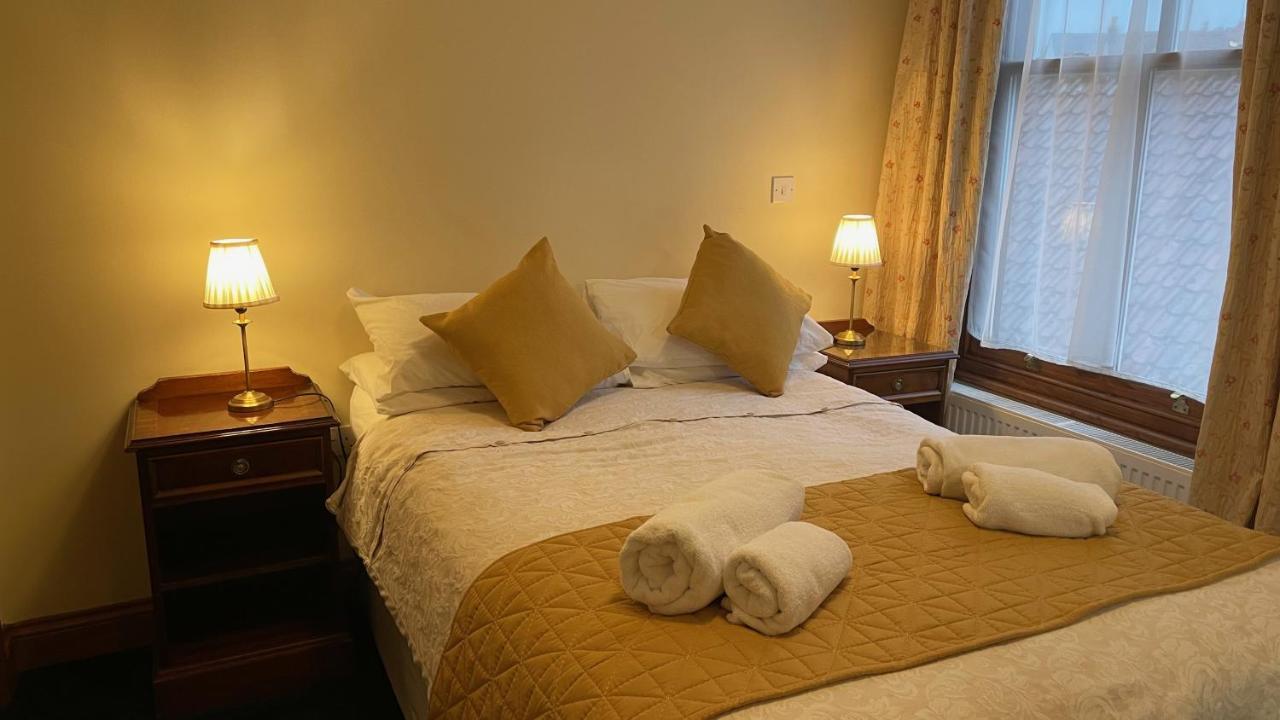 Crown Hotel Даунем-Маркет Экстерьер фото