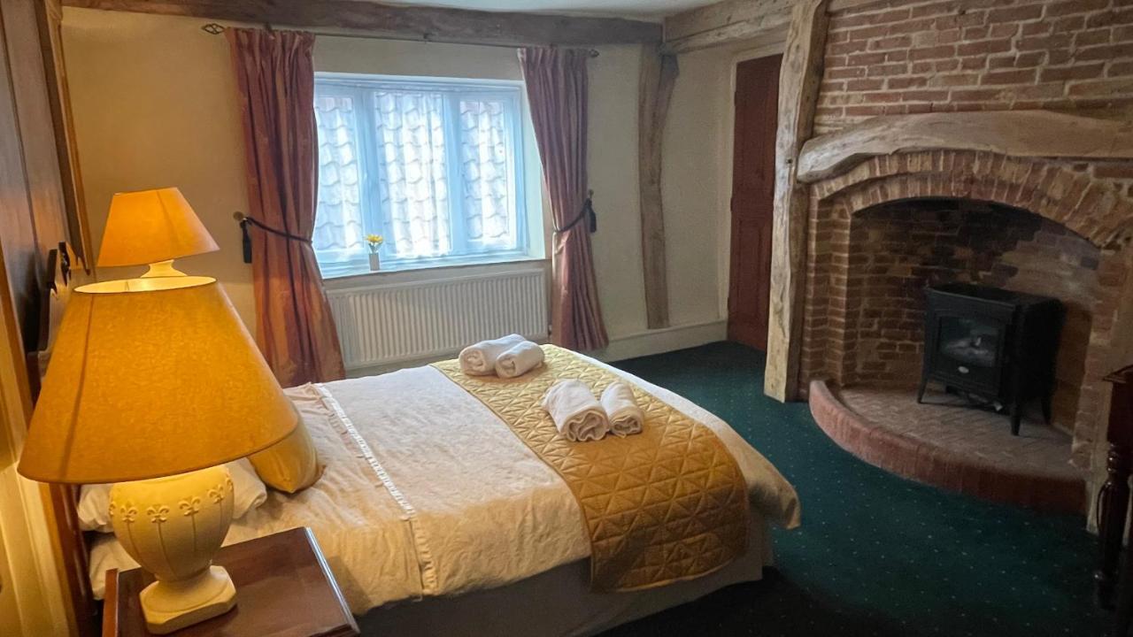 Crown Hotel Даунем-Маркет Экстерьер фото